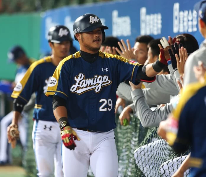 小幅修正姿勢，讓陳俊秀復活。李天助攝