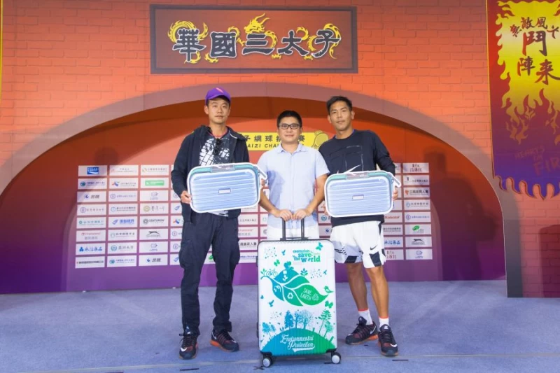 王宇佐(左一)、楊宗樺(右一)獲得會內外卡。(圖/海碩整合行銷提供)