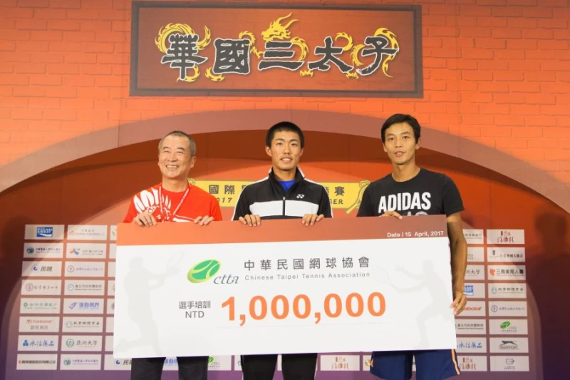 澳網青少年雙打冠軍許育修(中)獲得網協培育計畫補助。(圖/海碩整合行銷提供)