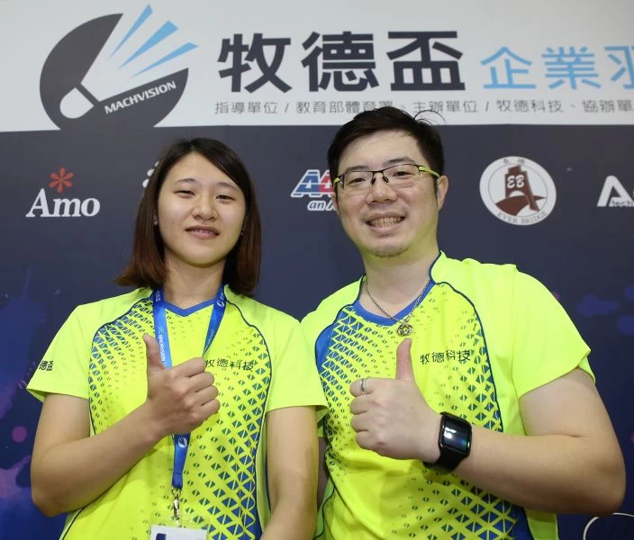 同為羽球績優生的蔡政羽（右）陳婷儀在牧德科技服務／李天助攝