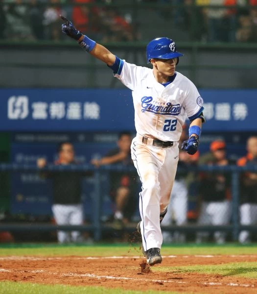 李宗賢敲出再見安打。李天助攝