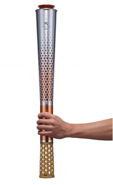 火炬高70cm,重約1公斤,輕盈纖長的設計利於握持與傳遞聖火。大會提供