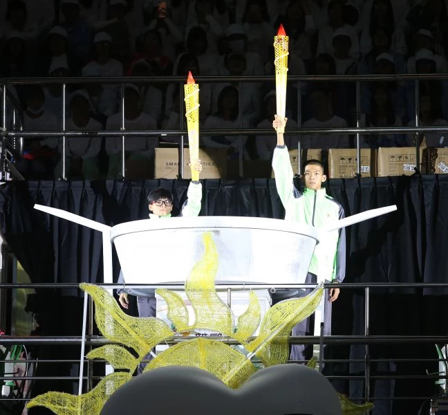 蔡維智、劉家君點燃聖火。李天助攝
