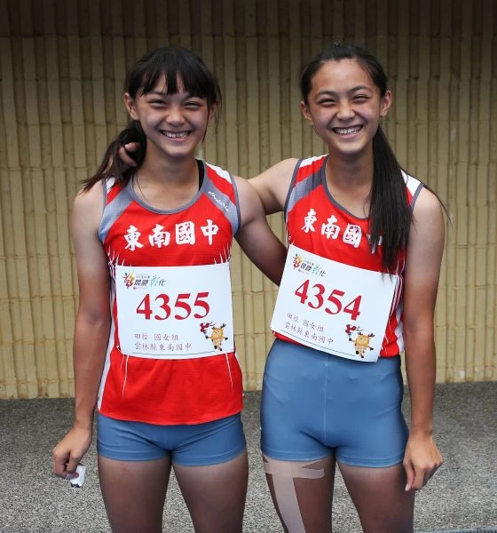 國女100公尺雙胞胎張秝榕(左)張秝羚,兩人合力闖進決賽。李天助攝