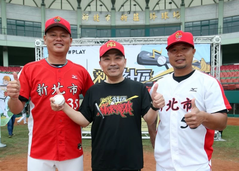 新北市副市長侯友宜(中)期盼在棒球好手曹竣揚(左)、陳冠任(右)指導下，提升新北市棒球水準。輪轉活動整合工作坊提供