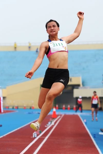 高女田徑「阿信」陳彩娟享受比賽過程。李天助攝