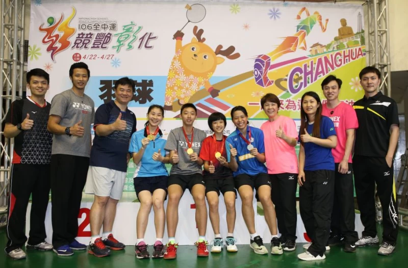 北市大同個人賽單打獲3金1銀，獲獎選手與教練團開心合影／李天助攝