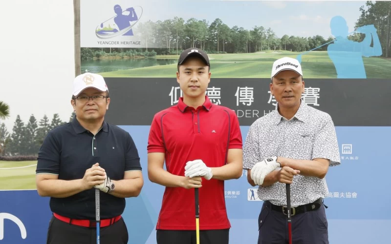 開球儀式(左起)全國花園鄉村俱樂部總經理吳憲紘、仰德育樂副總經理許家堯、TPGA理事長陳志忠。圖/大會提供