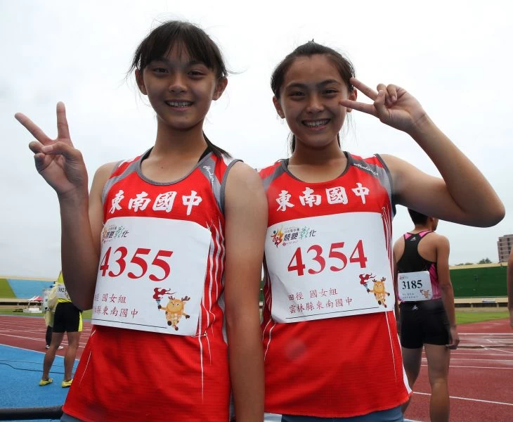 國女田徑雲林縣東南國中張秝羚(右)張秝榕。李天助攝