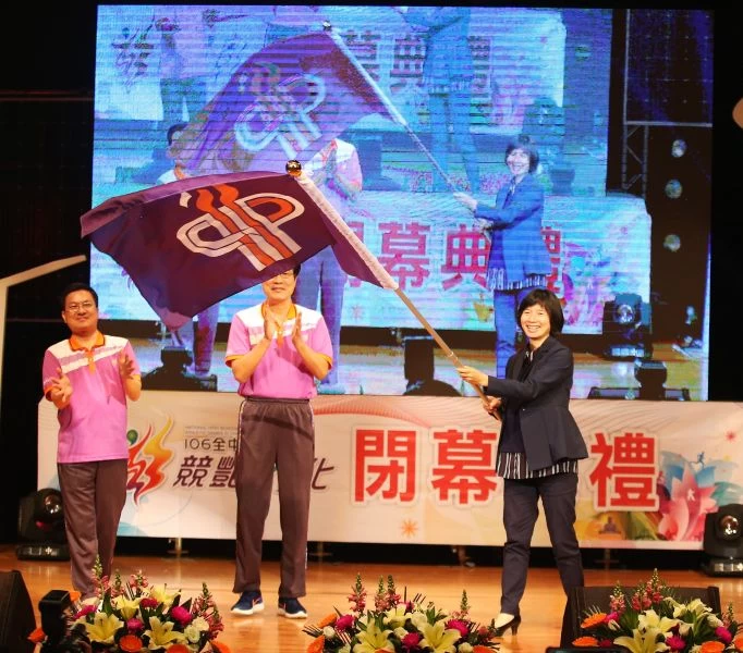 交接會旗。李天助攝