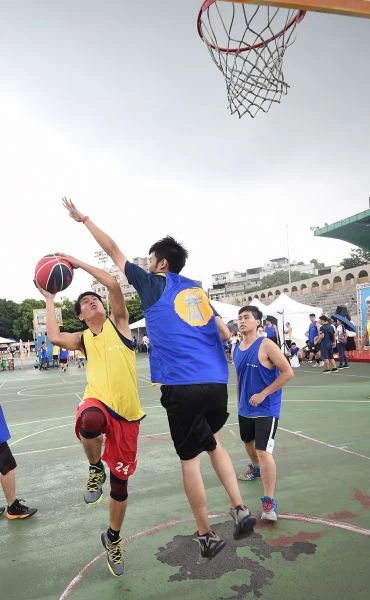 第一屆摩曼頓天王盃三對三籃球賽首創南北天王對決賽事,由南北兩區冠軍進行最後廝殺,爭奪天王盃王位。今年舉辦第二屆,增加中區戰場,於4月28日開放報名。(大漢集團提供)
