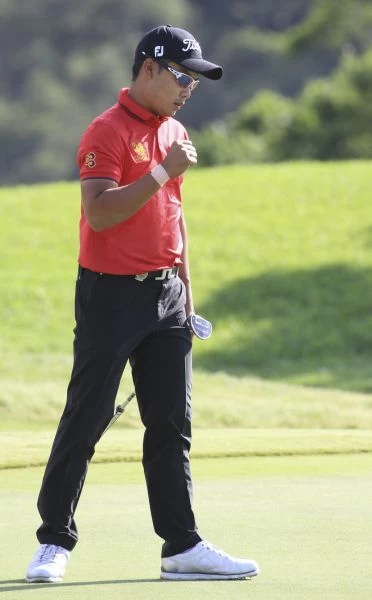 泰國選手斯瑞松兩回合138桿(-6),目前並例領先。