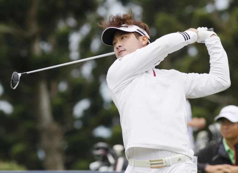 韓國選手張二根兩回合138桿(-6),目前並列領先。