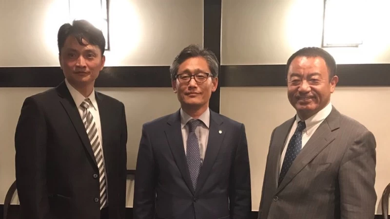 中職祕書長馮勝賢(左)赴日參加台日韓職棒秘書長會議,與日職秘書長井原敦(右)、韓職秘書長梁海榮進行交流。圖/中職提供