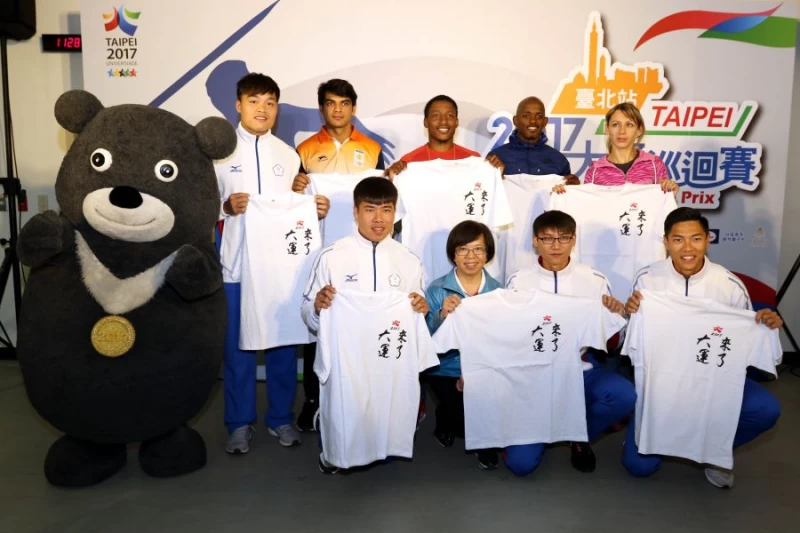 世大運執行長蘇麗瓊致贈世大運紀念T恤。林嘉欣/攝影。