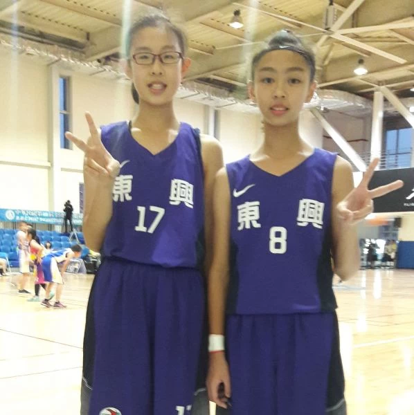 都來自「龍鳳胎」家庭的中市東興衛鋒配許婉沂(右)、陳嘉妤(左)。