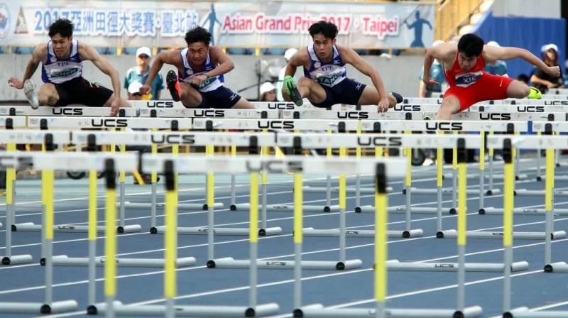 楊尉廷(右二)在亞洲田徑大獎賽台北站110跨欄勇奪銀牌。林嘉欣/攝影。