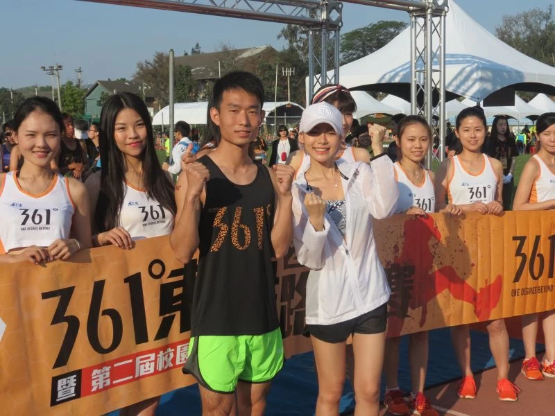 「甜心隊長」林明楨(右)與擔任Bill的黃文良。361提供