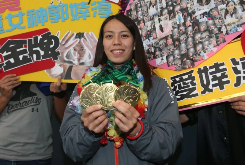 郭婞淳開心展現亞錦賽3金。李天助攝
