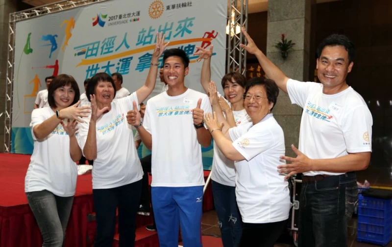 名將王惠珍(左起)、紀政和乃慧芳(右起)、林純玉、徐子茜名將加持,陳傑(左三)好幸福。林嘉欣攝。