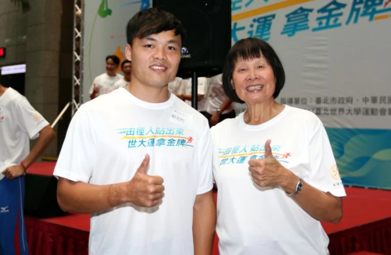 紀政(右)鼓勵鄭兆村把壓力變助力,把台北世大運金牌留在台灣。林嘉欣/攝影。