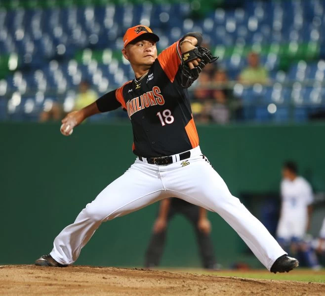 統一投手潘威倫率領獅群擊敗富邦悍將,奪下生涯第130勝。圖/李天助攝