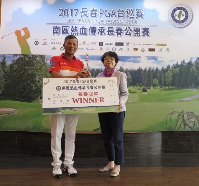 南寶球場董事長黃英美(右)頒獎給職業組冠軍盧建順。圖/大會提供