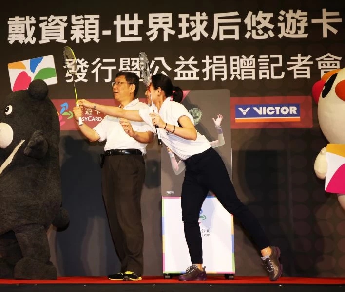 戴資穎(右)教北市柯文哲揮拍動作。李天助攝