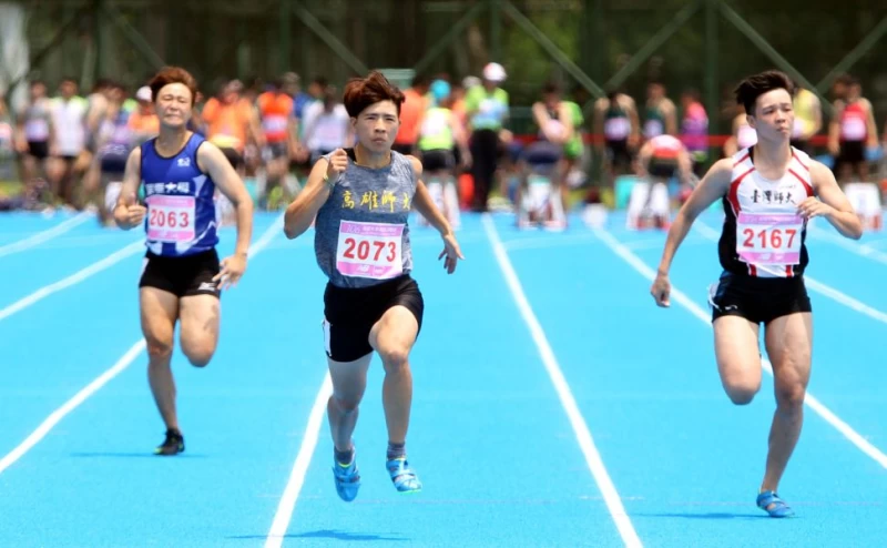 胡家蓁(左二)在全大運女子百公尺預賽飆出11秒79個人最佳成績。林嘉欣/攝影。