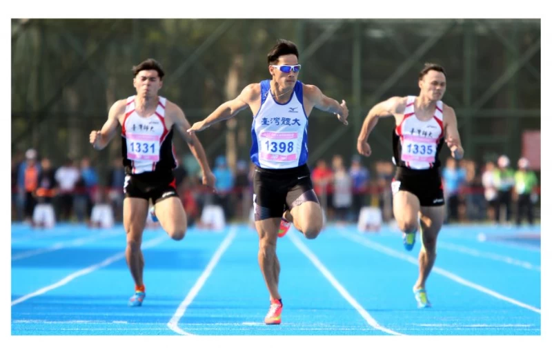 楊俊瀚(前)在全大運公開男百公尺飆出10秒31。林嘉欣/攝影。