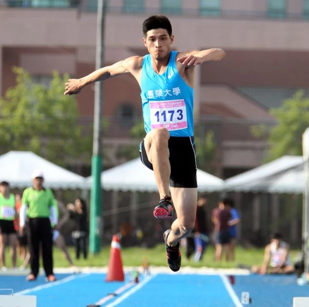 公開男子組三級跳遠,長榮大學李奎龍驚險三連霸。林嘉欣/攝影。