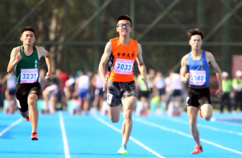 一般男生組一百公尺預賽,中央大學陳泓霖(中)10秒62破大會。林嘉欣/攝影。