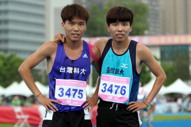 一般男1500公尺決賽,台師大黃揚勝(右)和雙胞胎弟弟台科大黃揚智包辦金銀牌。林嘉欣/攝影。