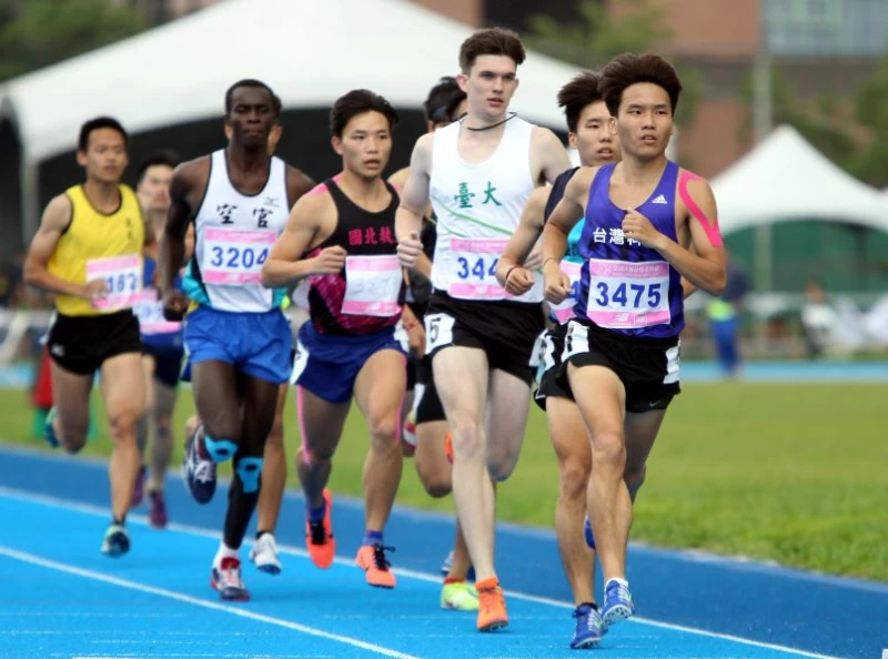 黃揚智(右)與哥哥黃揚勝(右二)比賽中跑在前頭。林嘉欣攝影。