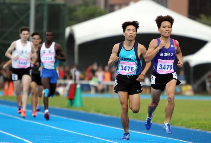 黃揚智(右)與哥哥黃揚勝(右二)領先群雄。林嘉欣/攝影。