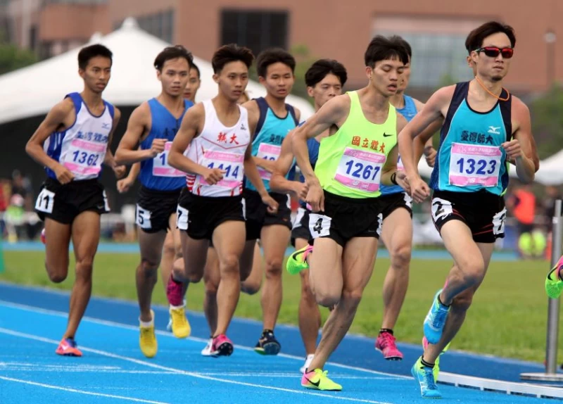 台師大洪鈺釗(右)獲得公開男1500公尺金牌。林嘉欣/攝影。