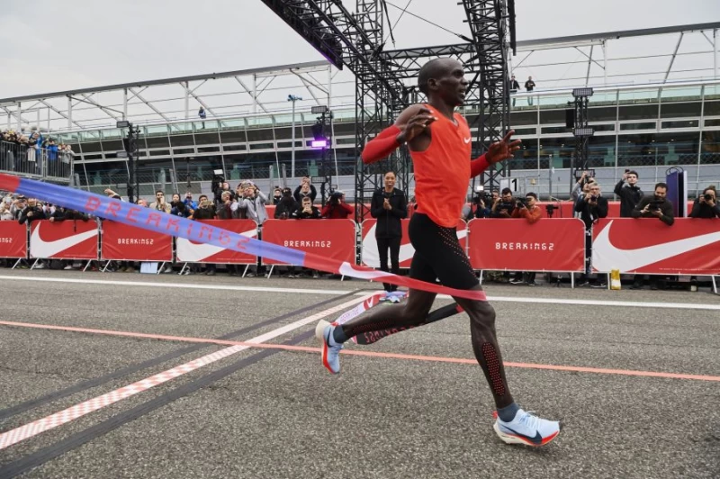Eliud Kipchoge以2小時0分25秒完賽。