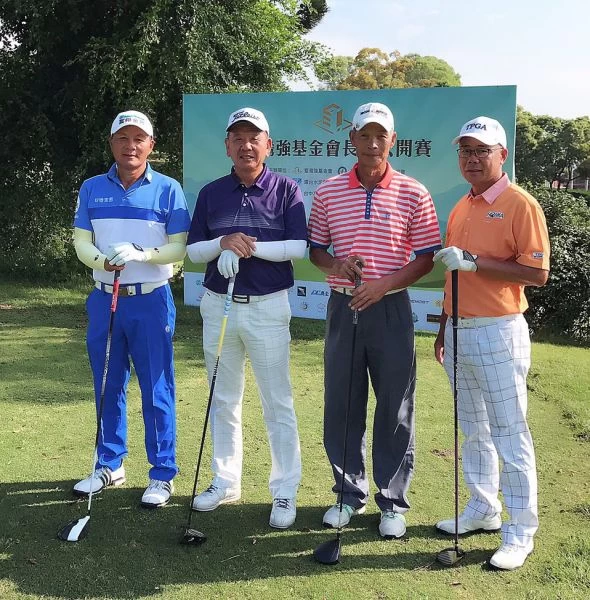 盧建順（左）與汪德昌（左二）同以65桿暫並列第一。圖/大會提供