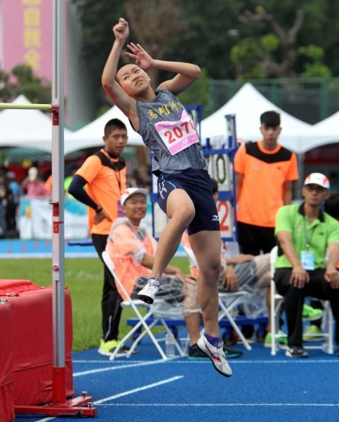高師大李晴晴在公開女子組跳高連莊。林嘉欣/攝影。