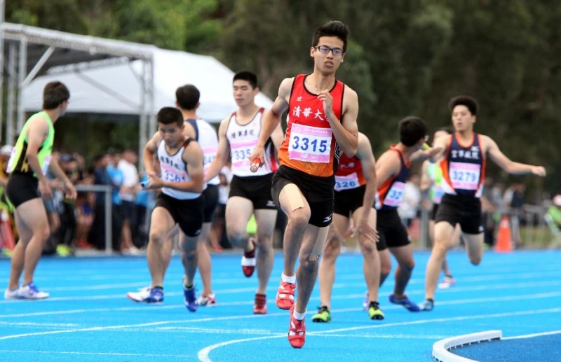一般男組1600公尺接力預賽競爭激烈。林嘉欣／攝影。