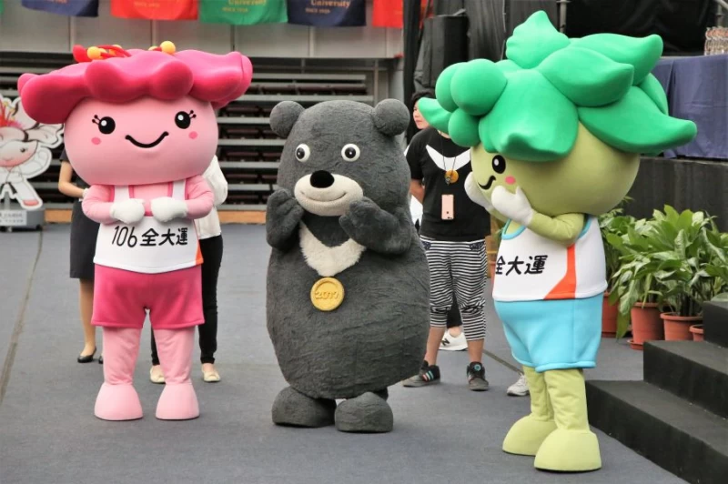 2017臺北世大運吉祥物「熊讚」(中)與106年台大全大運吉祥物椰寶(右)鵑妹相見歡。全大運提供
