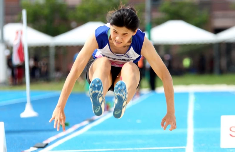 台灣體大劉亞君在女子跳遠奪金破大會還雙達標。林嘉欣／攝影。