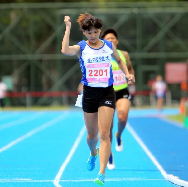 劉亞君參加七項全能中的800公尺項目。林嘉欣／攝影。
