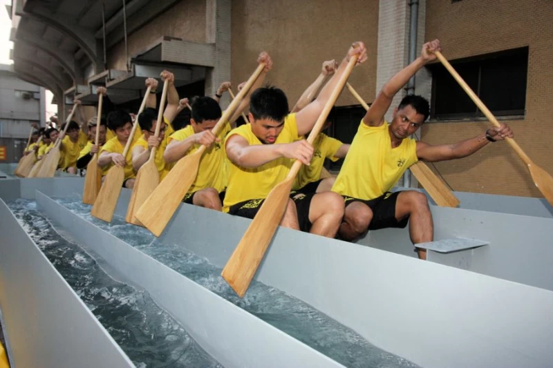 龍舟是一項高度團體運動，訓練重點在選手動作能相同一致。高雄市體育處提供
