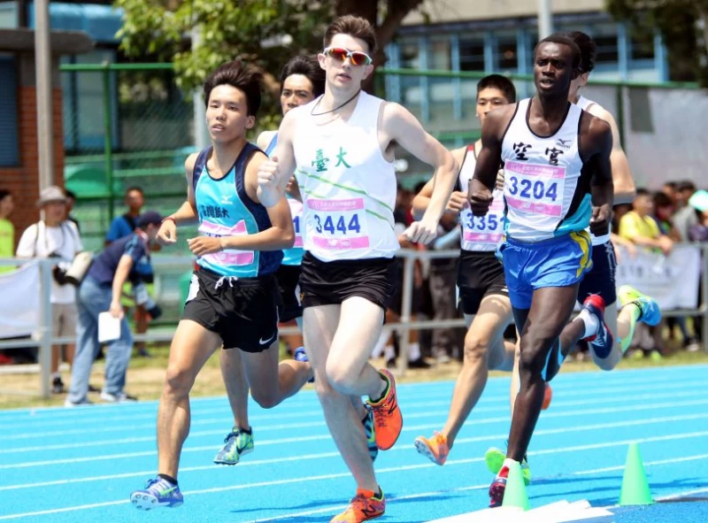 臺灣帥大黃揚勝（左）奪得一般男組800公尺王座。林嘉欣／攝影。