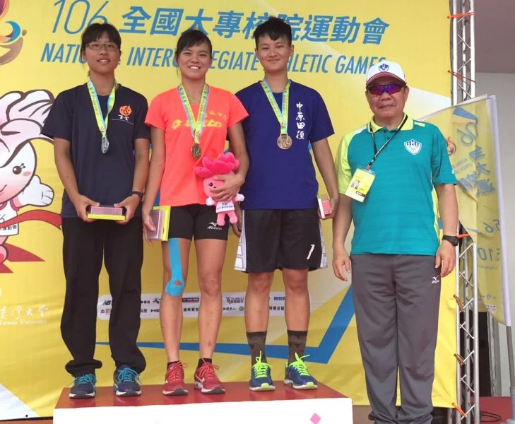 蔡品誼(左二)勇奪一般女子組七項全能金牌。蔡品誼/提供。