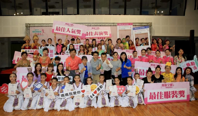 十組參與舞麗全開姊妹同樂會的新住民姊妹們,一同進行大合照歡慶母親節。(大漢集團提供)