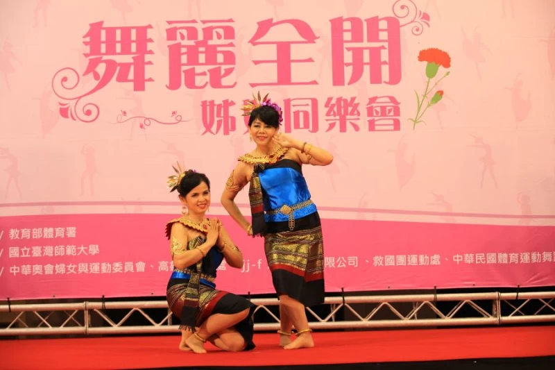 妮蘭泰國文化透過曼妙的舞蹈展演「涼拌青木瓜之舞」,在現場也擺設許多泰國風情的美食與飾品,和各國新住民交流。(大漢集團提供)