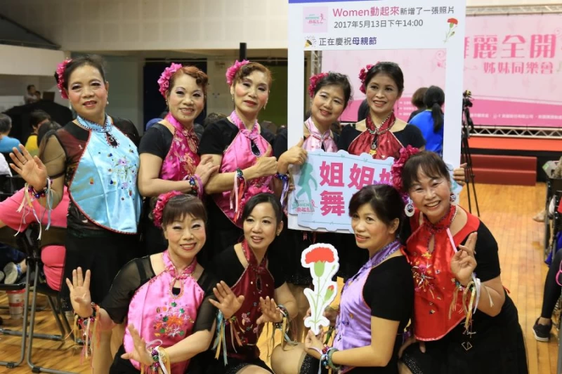 現場許多新住民姊妹一同參與「Women動起來帶著母親一起去運動」的Facebook周邊攤位活動。(大漢集團提供)