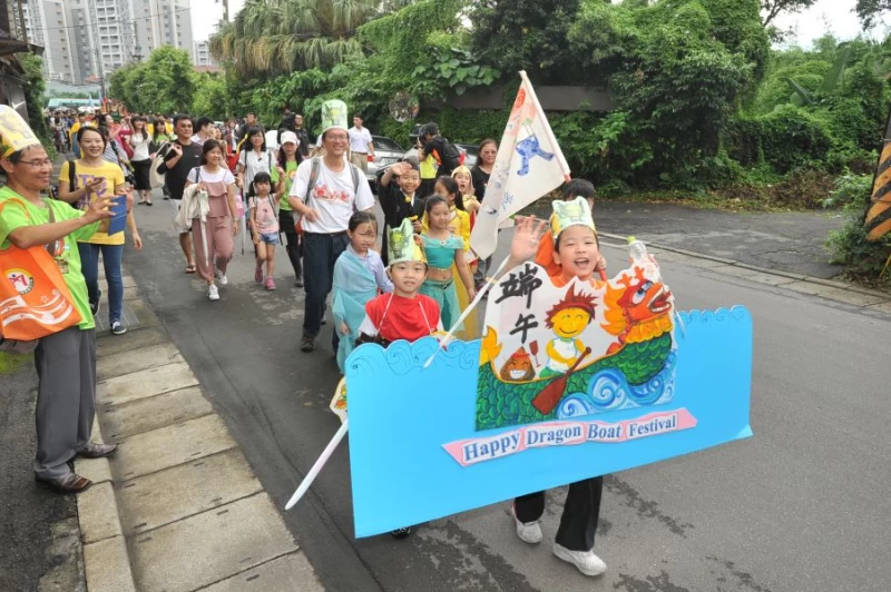 新民國小踩街隊伍。圖/主辦單位提供